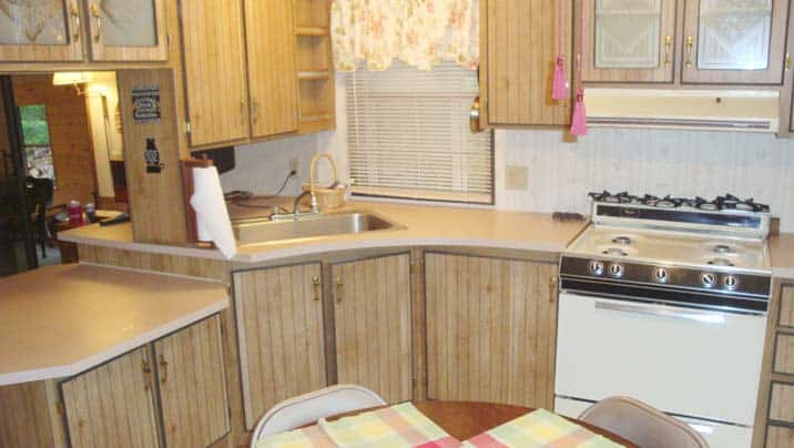 Pine Lodge Cabin kitchen